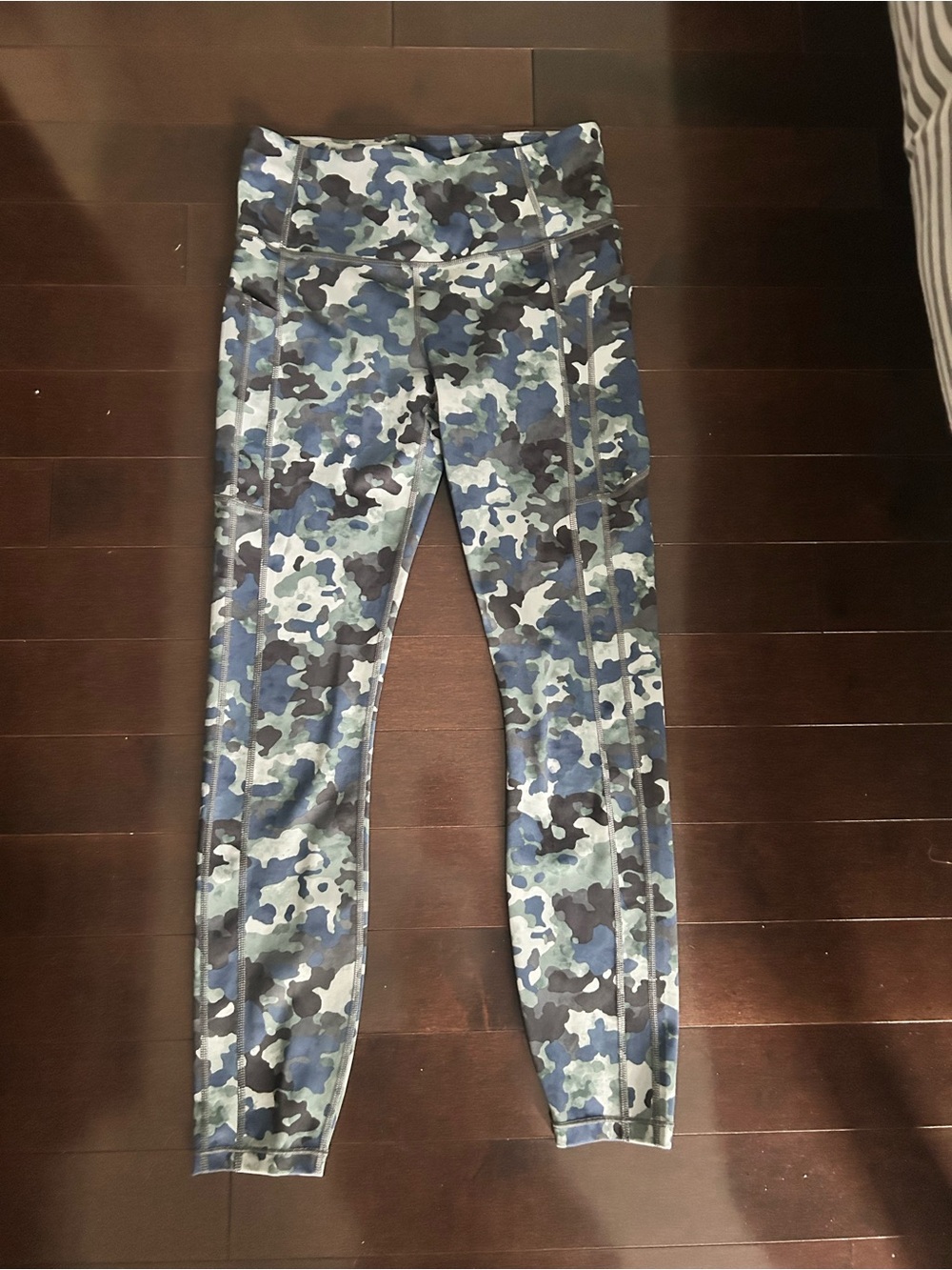 EUC Athleta 7/8 cloud camp tights, size medium tall